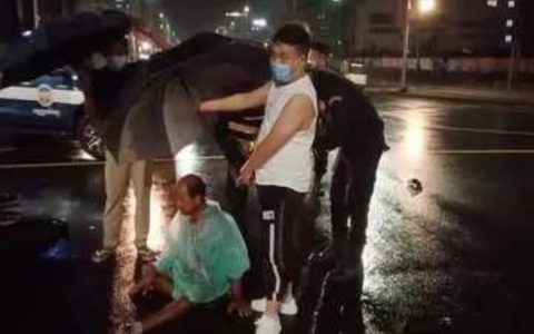 摩托车司机雨中被撞断腿，路过中国小伙为其撑伞