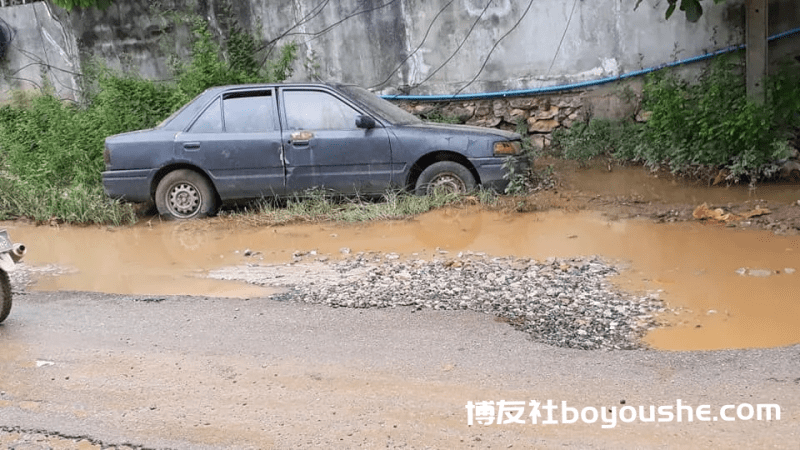 缅甸边境大其力，主要道路被封锁，当地人出行困难