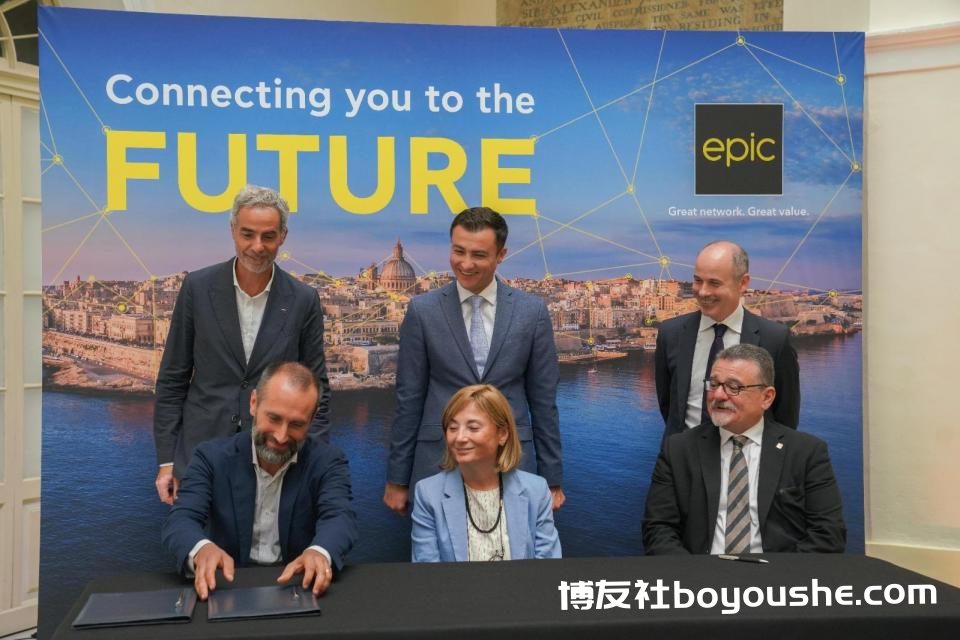 来自 EIB、Epic 和政府的代表在协议签署仪式上。 照片：DOI