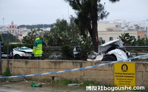 汽车在Mrieħel绕行事故中分裂成两半