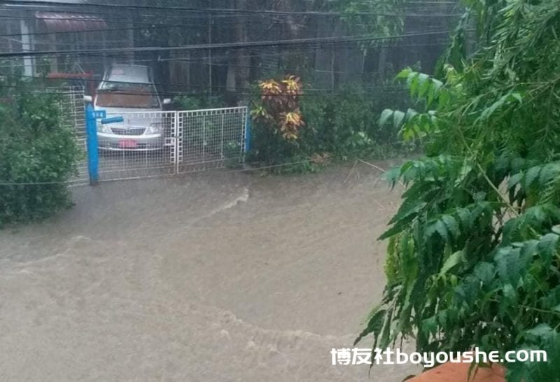 缅甸仰光遭暴雨袭击,多地道路被淹,部分地区水深淹及腰部